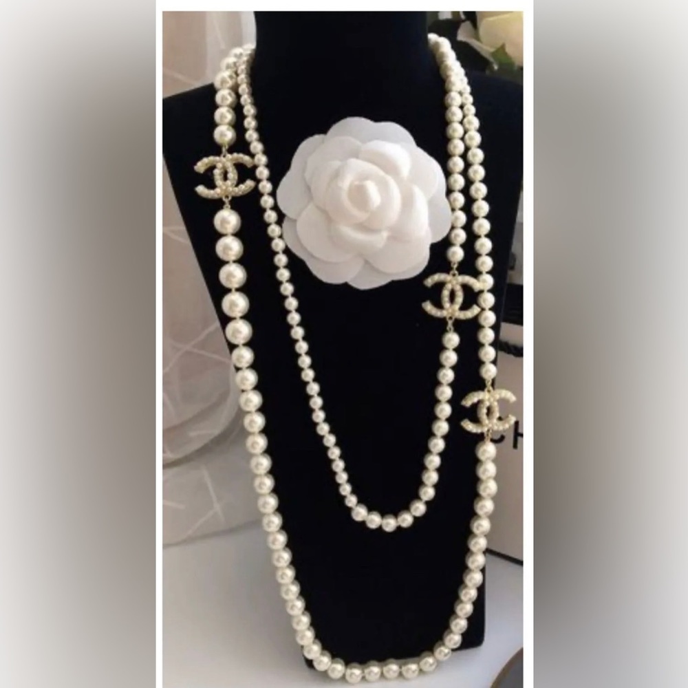 Chanel long pearls CC necklace